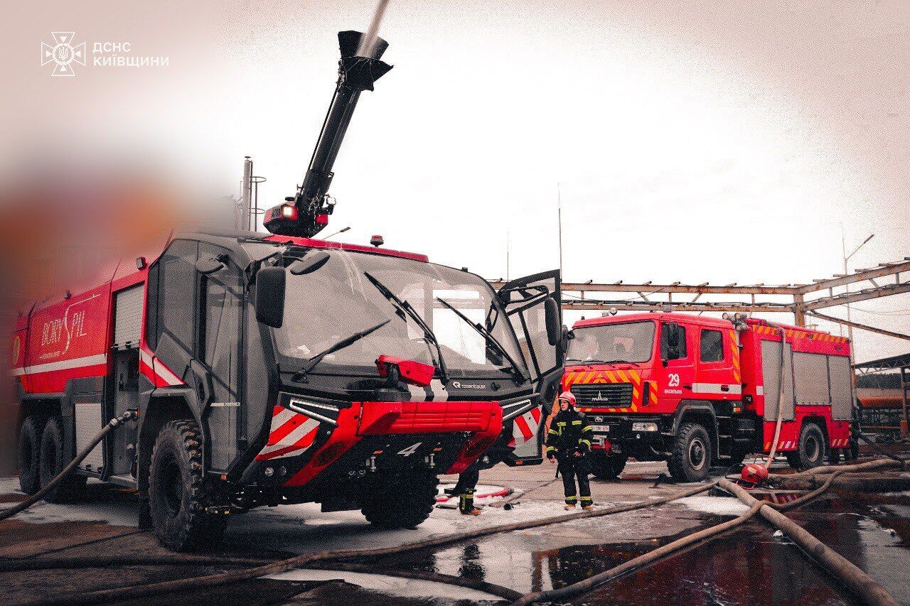 На Киевщине уже третьи сутки тушат пожар на предприятии после обстрела РФ. Фото
