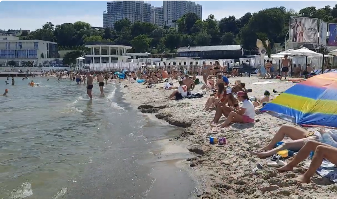 Одесские пляжи заполнили туристы: цены на жилье низкие, а вот работников в ресторанах и гостиницах не хватает