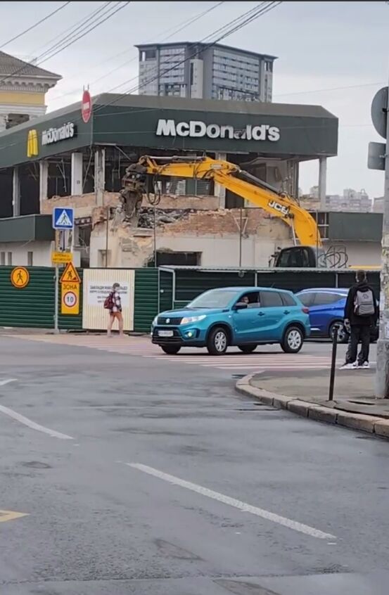 В Киеве приступили к демонтажу здания одного из самых посещаемых ресторанов McDonald's. Подробности и видео