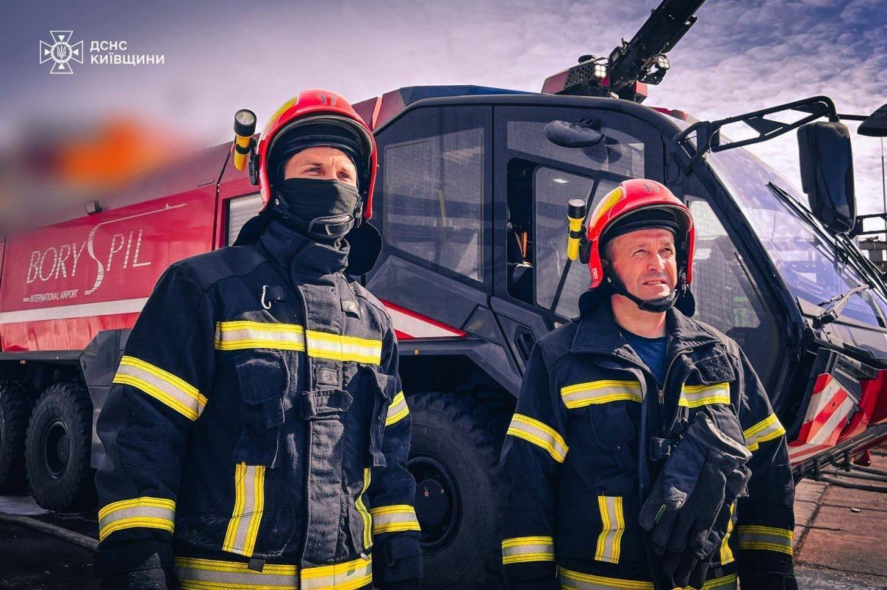 Знадобилось три доби: на Київщині загасили пожежу, яка виникла на підприємстві після обстрілу РФ. Фото