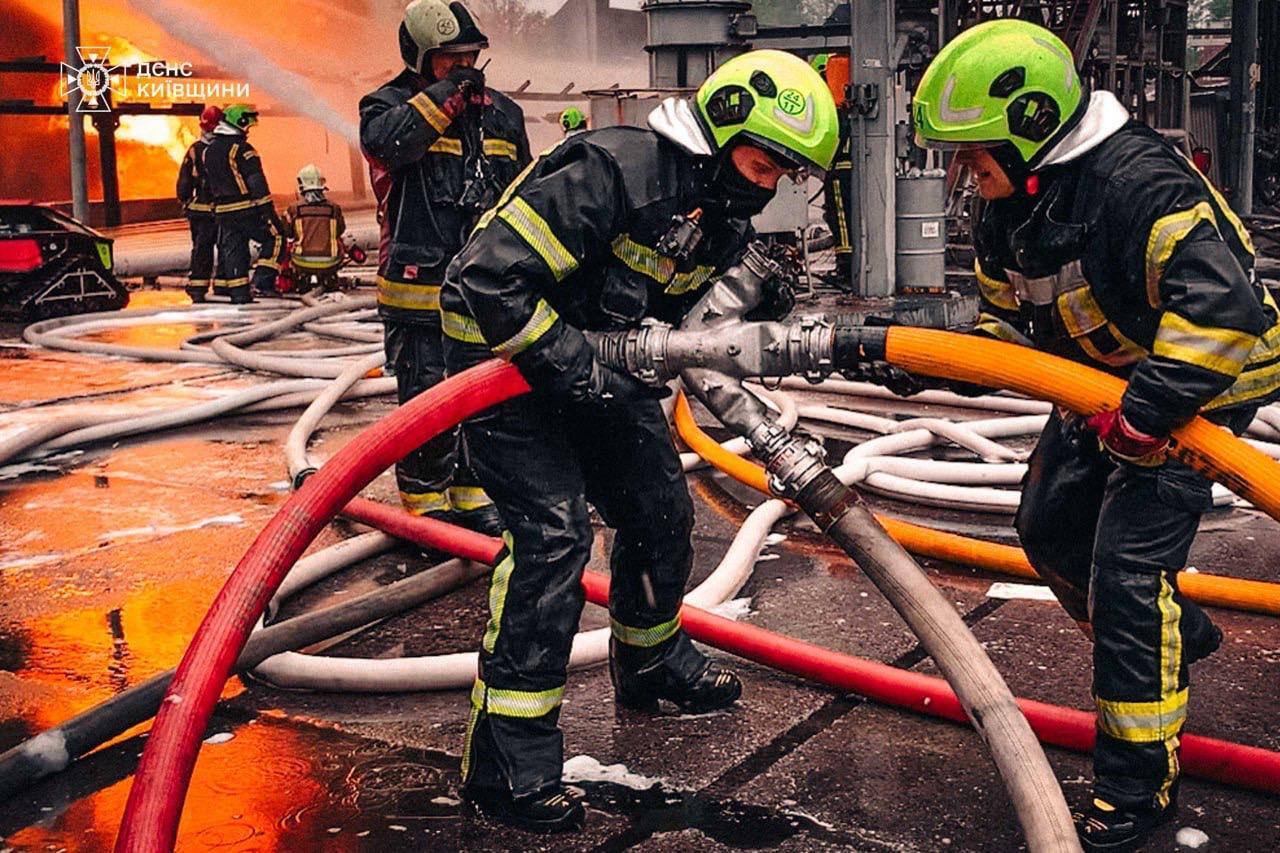 Потребовалось трое суток: в Киевской области потушили пожар, который возник на предприятии после обстрела РФ. Фото