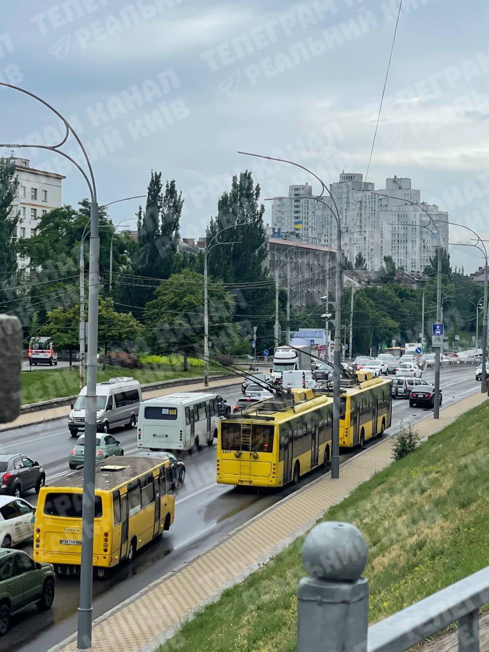У Києві на Печерську сталась масштабна ДТП: утворився затор. Фото і відео