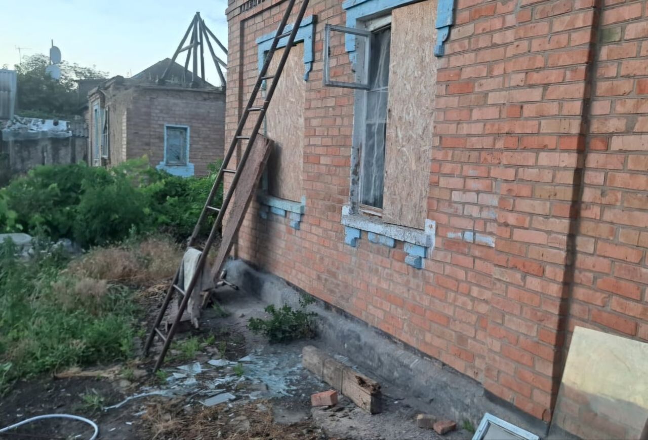Оккупанты ударили артиллерией и дронами-камикадзе по Никополю: повреждены частные дома. Фото