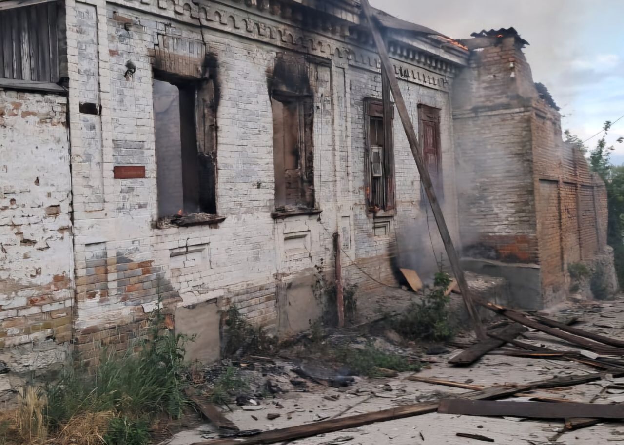 Оккупанты ударили артиллерией и дронами-камикадзе по Никополю: повреждены частные дома. Фото