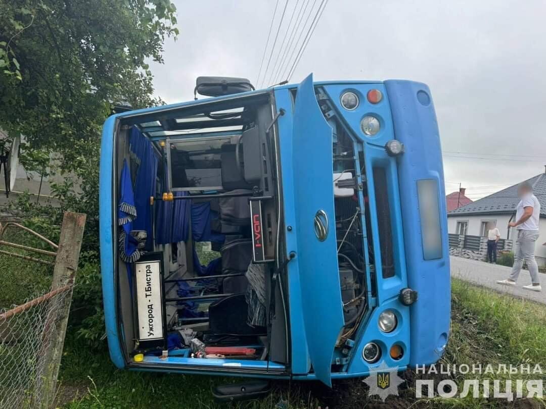 На Закарпатті автобус злетів у кювет, постраждали 11 осіб, серед них – дитина. Фото 