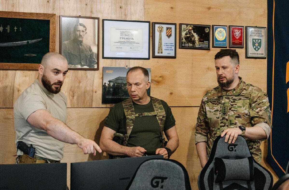 Олександр Сирський із українськими військовослужбовцями