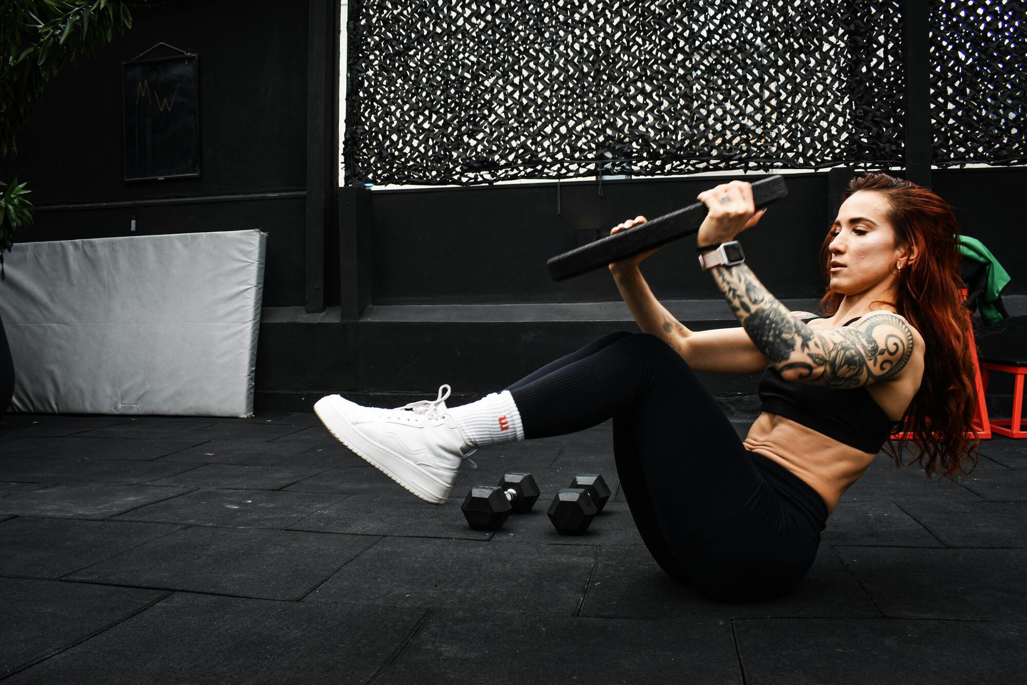 Тренировки для похудения: 8 лучших упражнений на полу для женщин