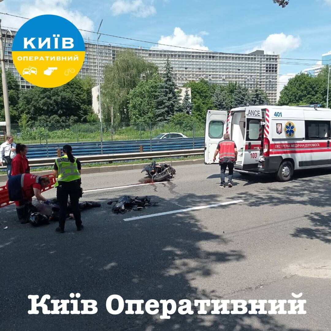 У Києві на проспекті Курбаса мотоцикліст протаранив авто: є постраждалий. Фото і подробиці