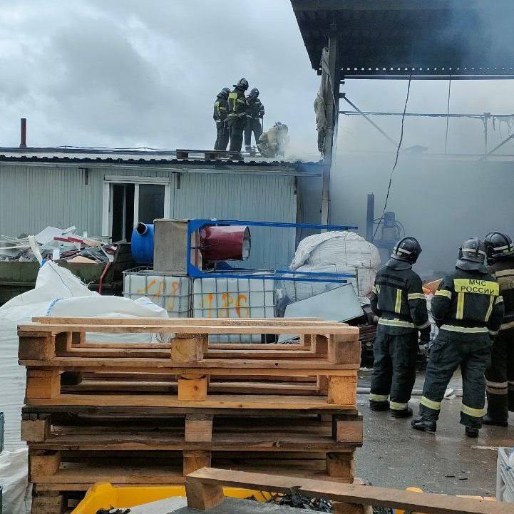 Кадри з місця пожежі на складі