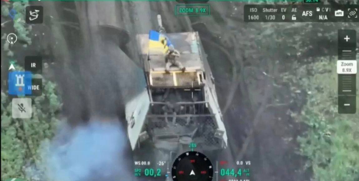 ВСУ затрофеили российский танк-сарай и взяли его экипаж в плен. Видео