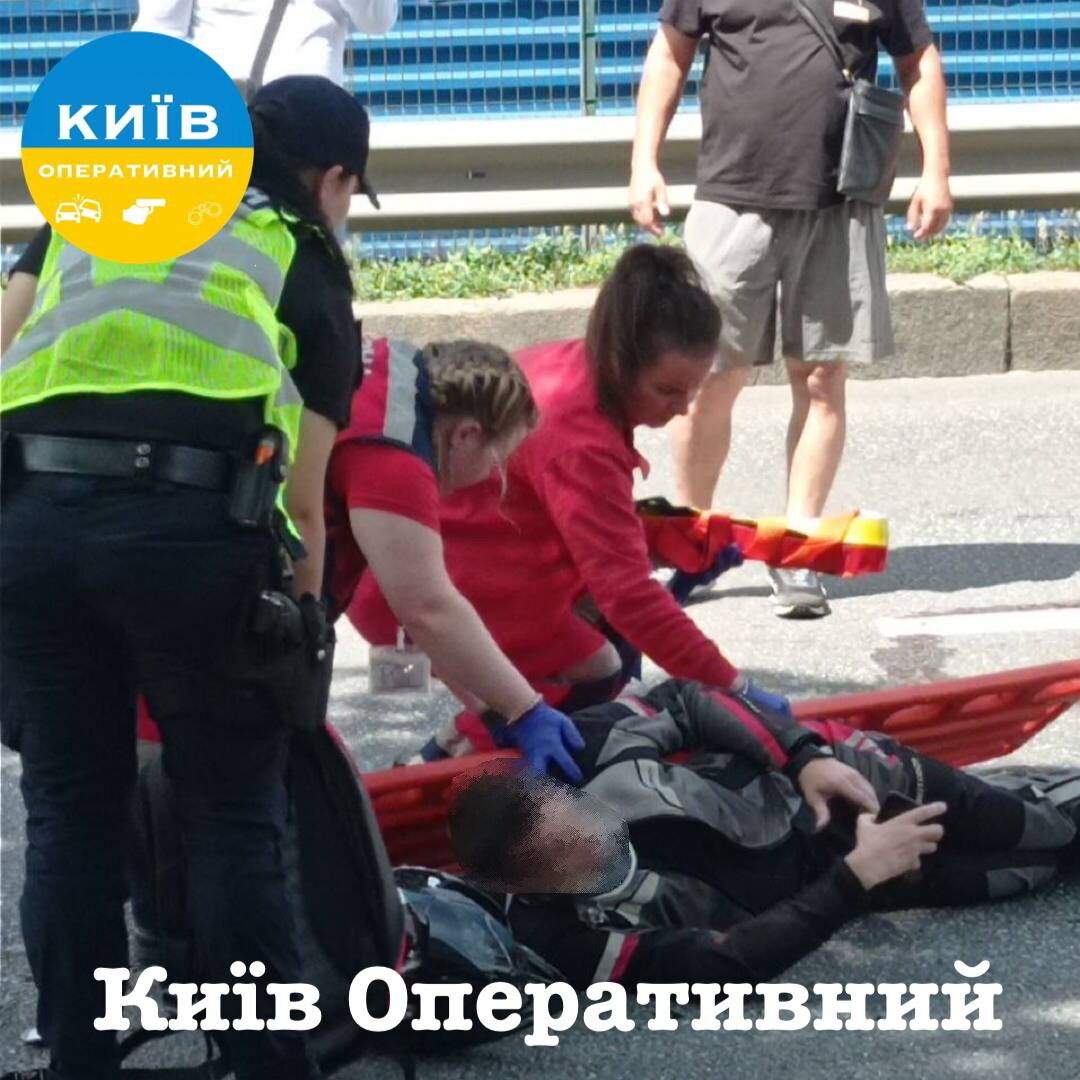 У Києві на проспекті Курбаса мотоцикліст протаранив авто: є постраждалий. Фото і подробиці