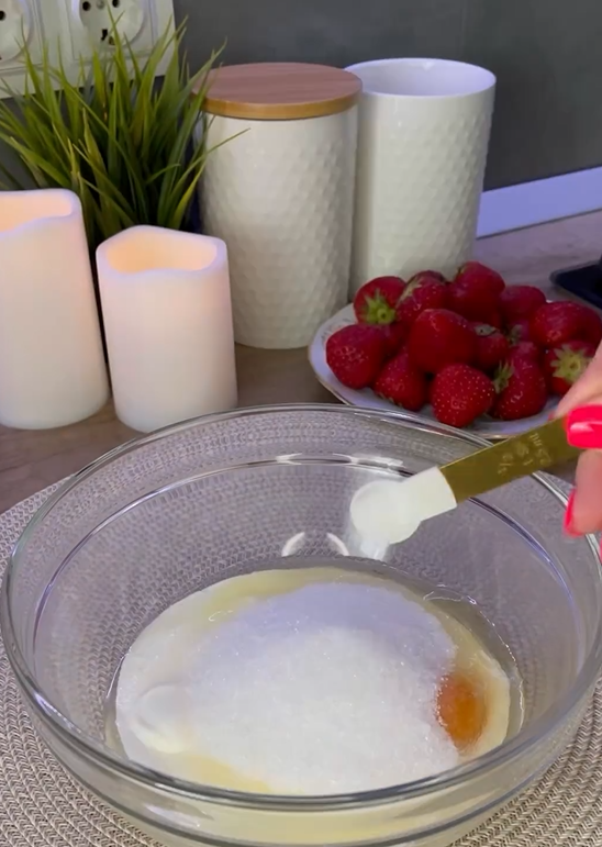 Популярний цвєтаєвський пиріг: додайте у випічку соковиту сезонну полуницю