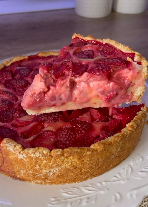 Популярный цветаевский пирог: добавьте в выпечку сочную сезонную клубнику