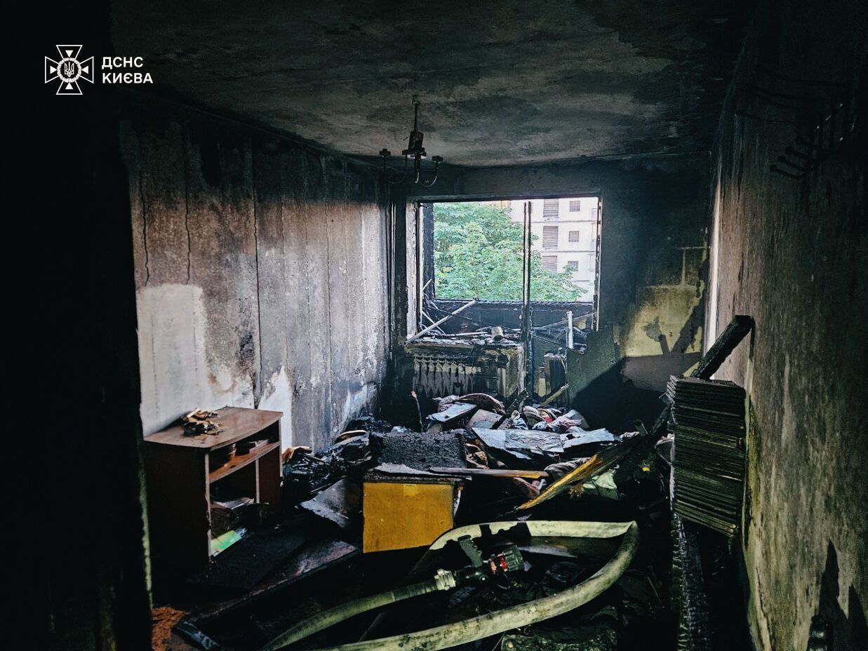 В Киеве произошел пожар в многоэтажке: спасатели эвакуировали 10 человек. Подробности, фото и видео