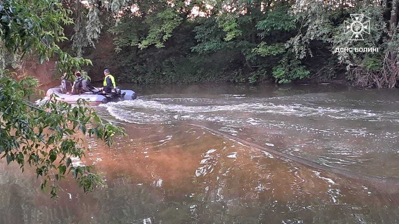 Упал в воду при катании на доске: в Луцке трагически погиб 18-летний парень. Фото и видео