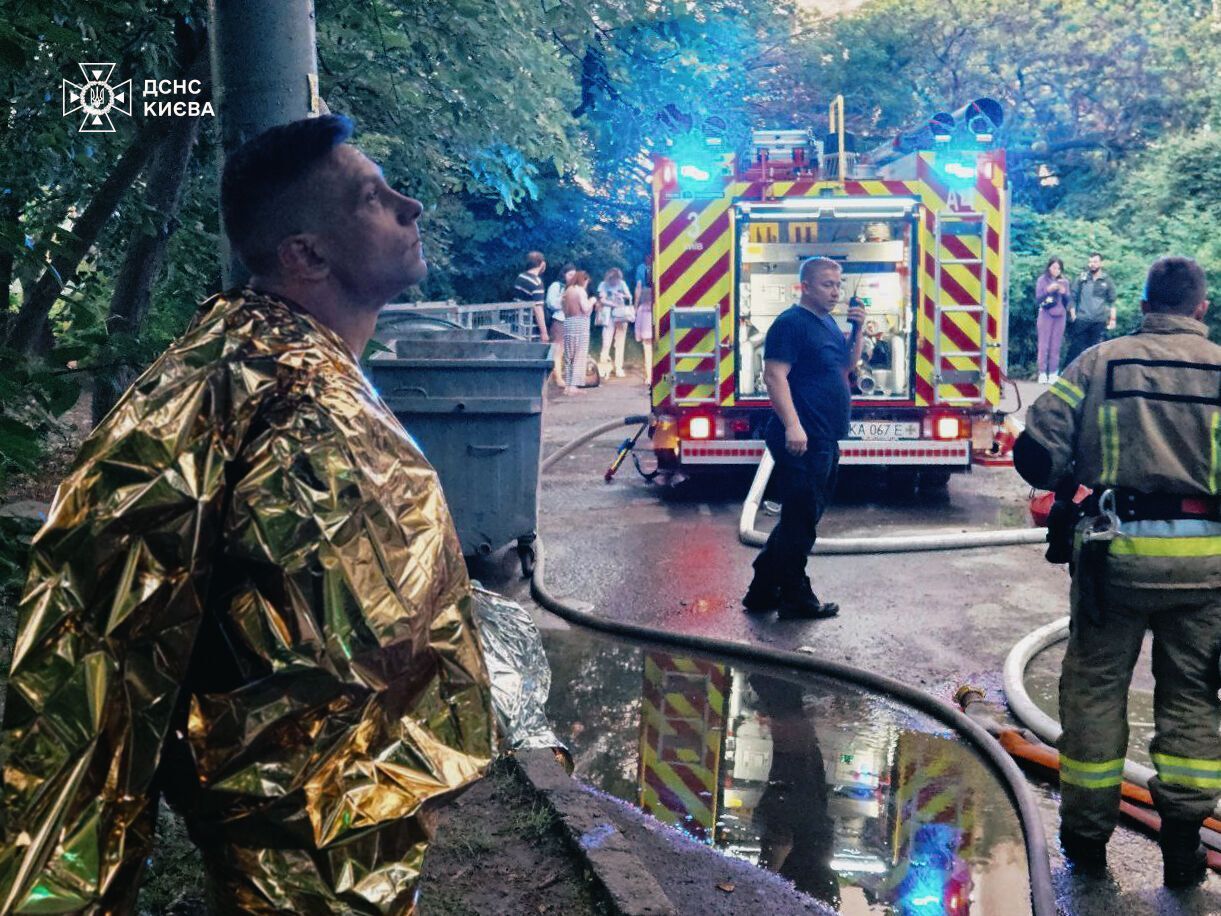 В Киеве произошел пожар в многоэтажке: спасатели эвакуировали 10 человек. Подробности, фото и видео