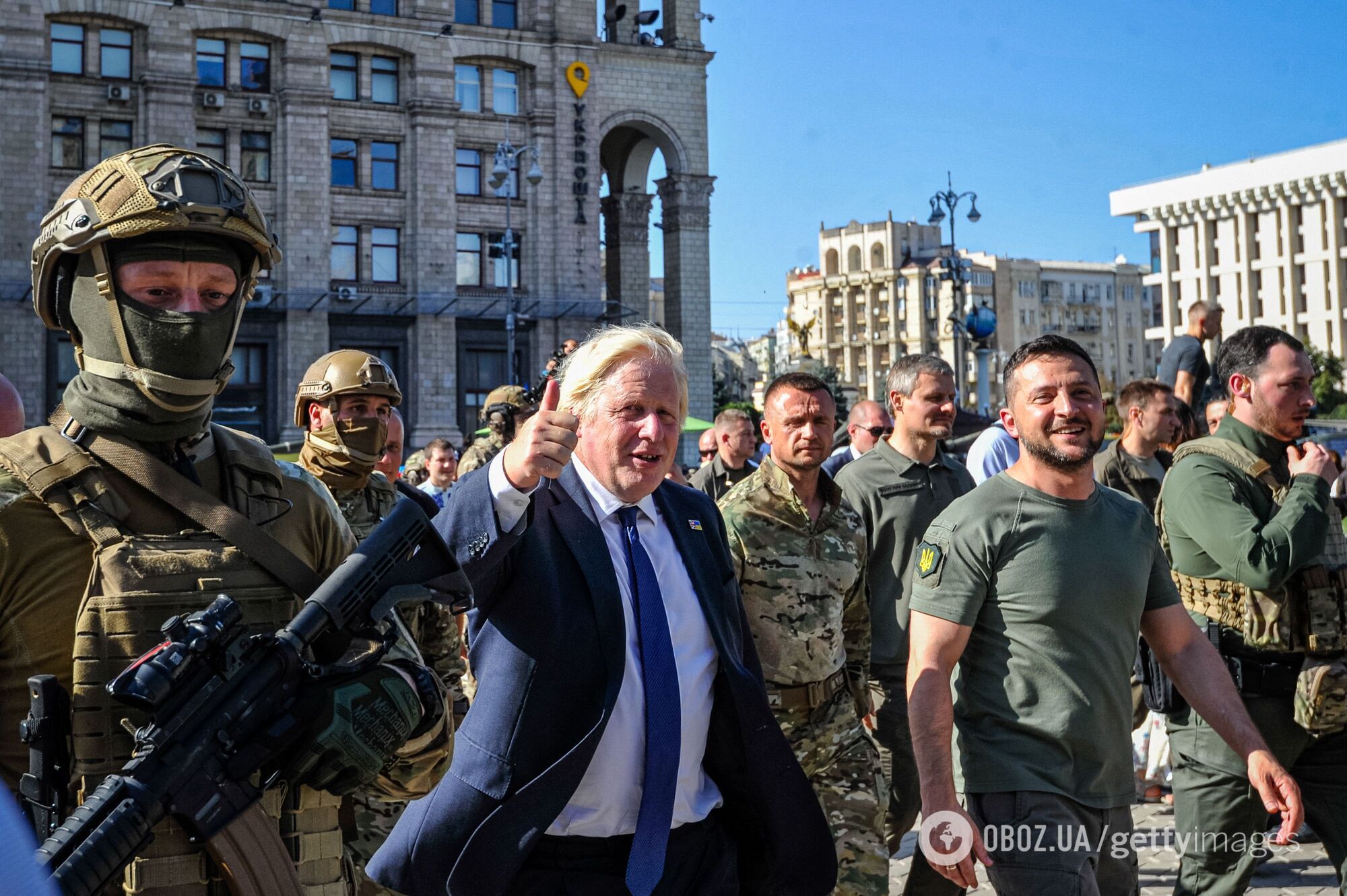 З вишивкою на серці та в шапці "Укрзалізниці". Фото Бориса Джонсона, які без слів доводять його любов до України