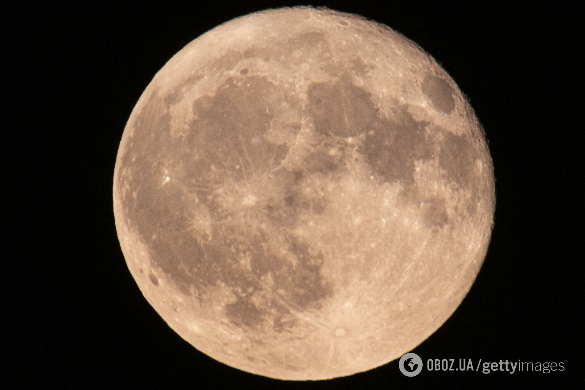 Над Землею зійде Полуничний Місяць: що це за явище та коли і де його можна побачити
