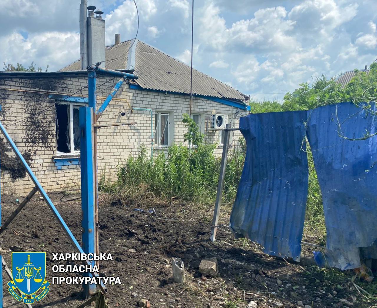 Окупанти вдарили по селу на Харківщині, постраждав чоловік. Фото 