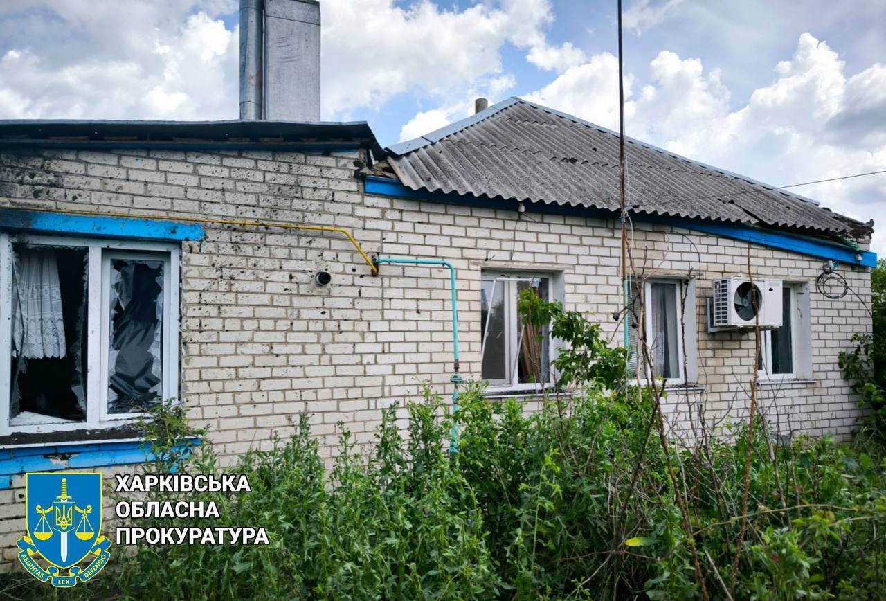 Окупанти вдарили по селу на Харківщині, постраждав чоловік. Фото 