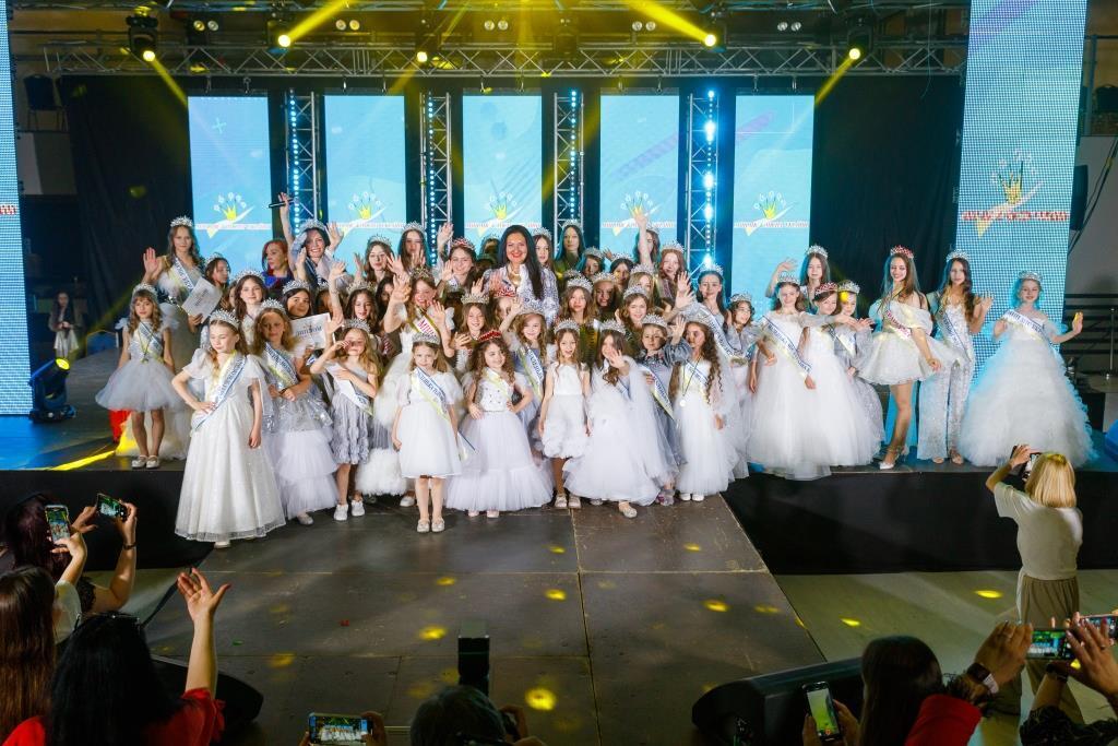 Война изменила маленьких украинцев, но не лишила мечты: в Тернополе состоялся фестиваль "Мини Мисс Украина"