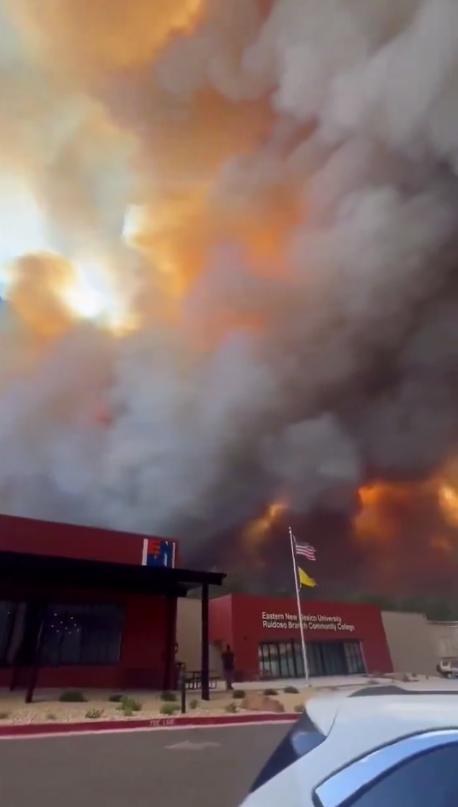 В США бушуют лесные пожары, эвакуируют тысячи человек. Фото и видео