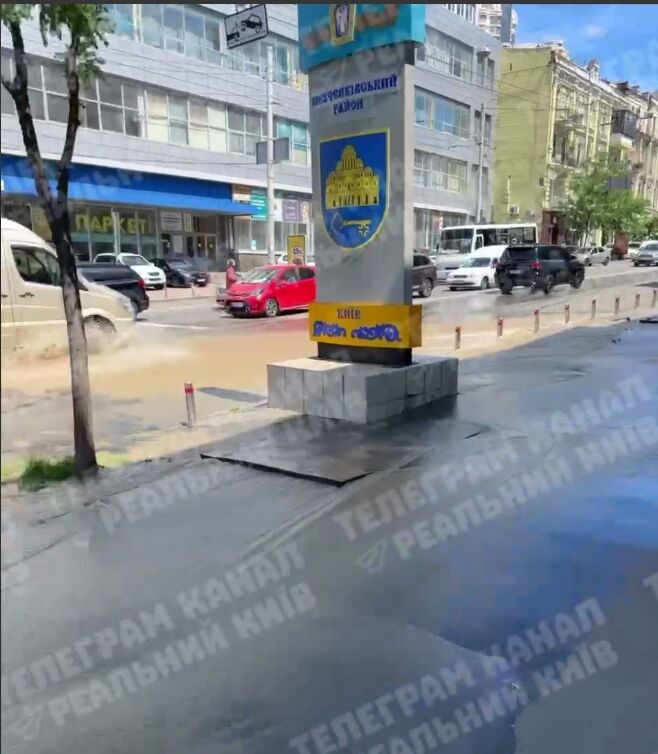В центре Киева произошел прорыв трубы: водой залило проезжую часть дороги. Видео