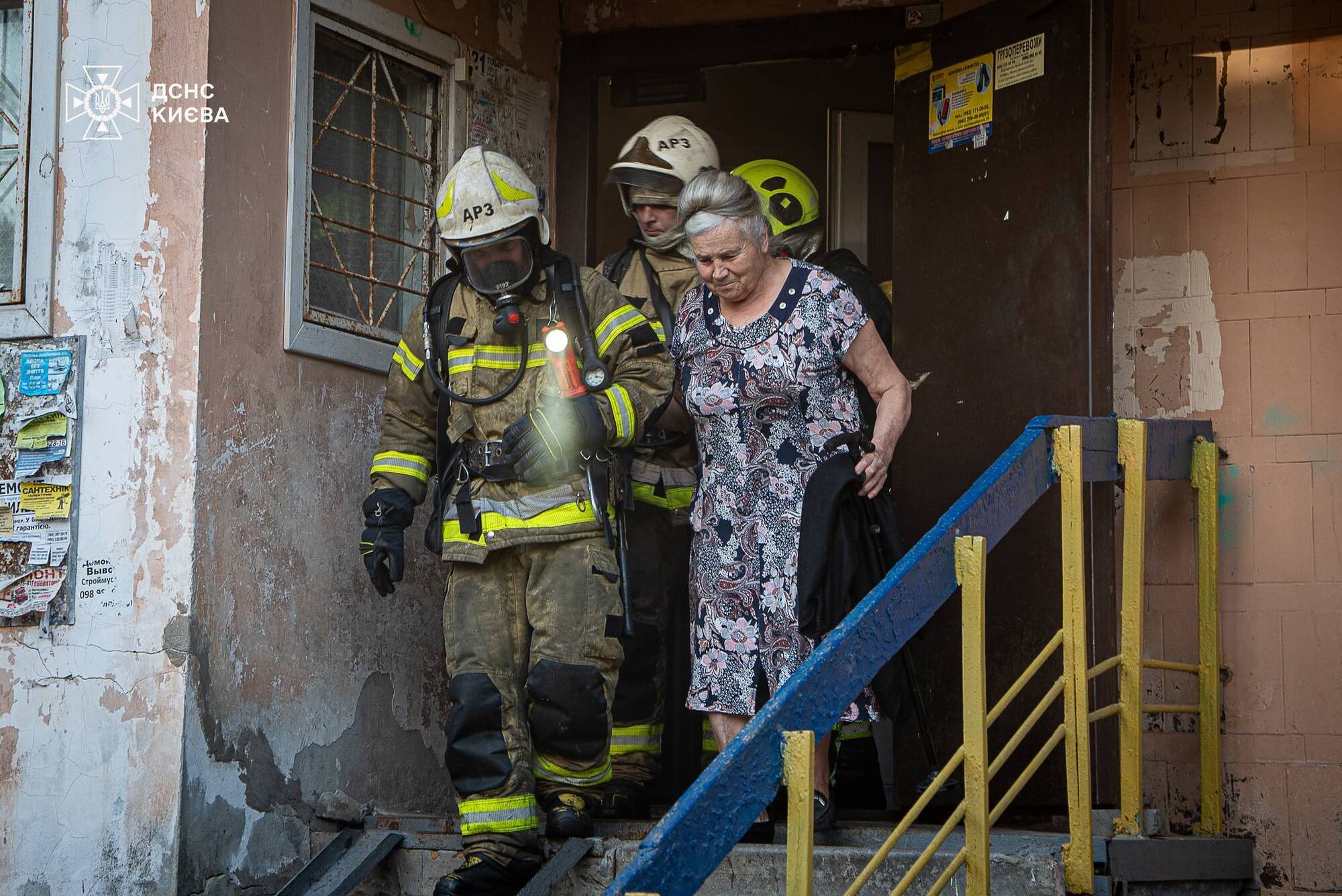 Сильний дим був на всіх поверхах: у Києві бійці ДСНС під час гасіння пожежі в будинку врятували пенсіонерку. Фото і відео