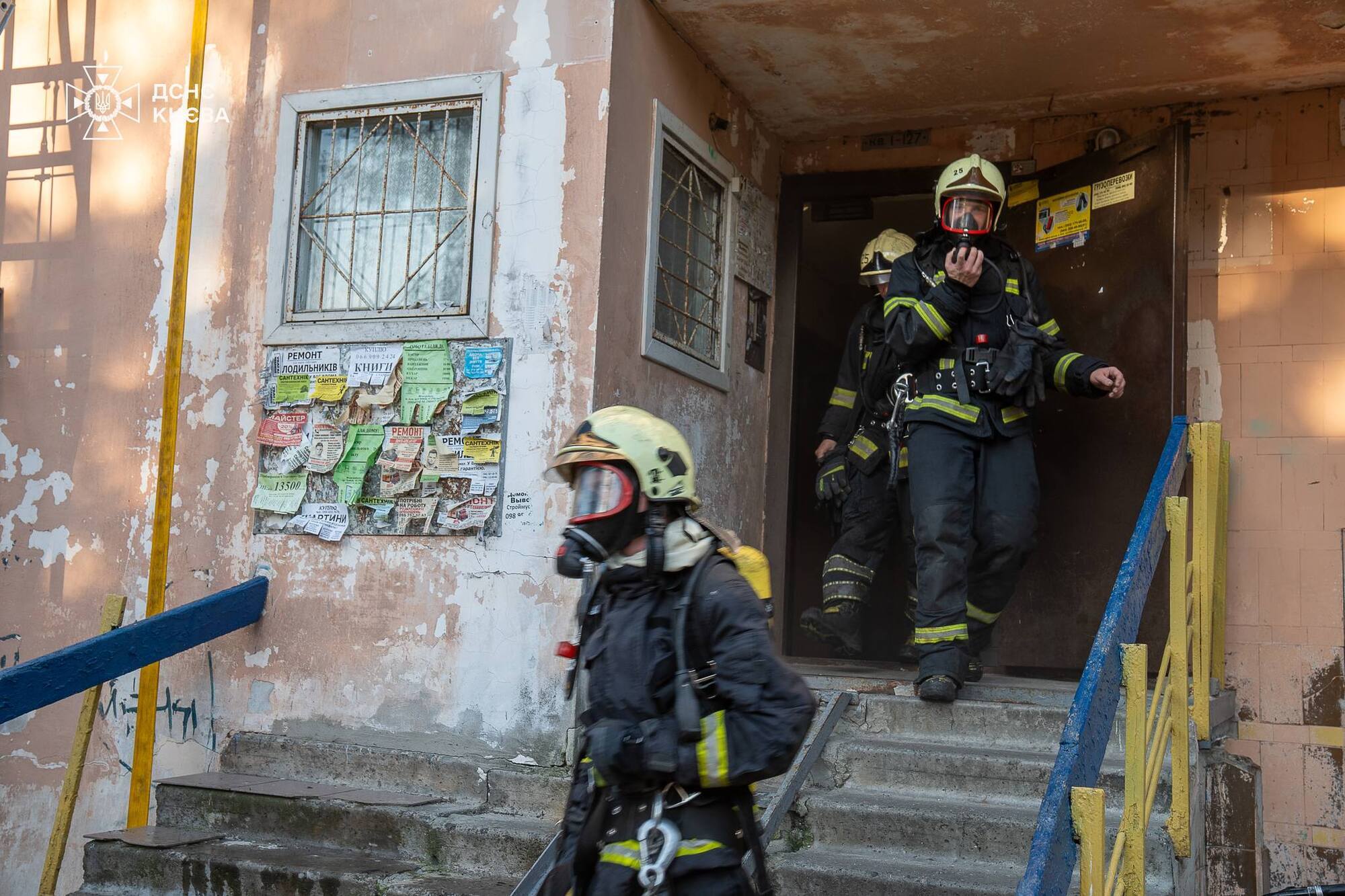 Сильный дым был на всех этажах: в Киеве бойцы ГСЧС во время тушения пожара в доме спасли пенсионерку. Фото и видео