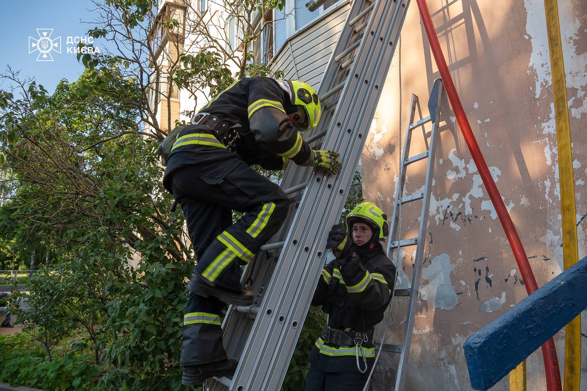 Сильний дим був на всіх поверхах: у Києві бійці ДСНС під час гасіння пожежі в будинку врятували пенсіонерку. Фото і відео