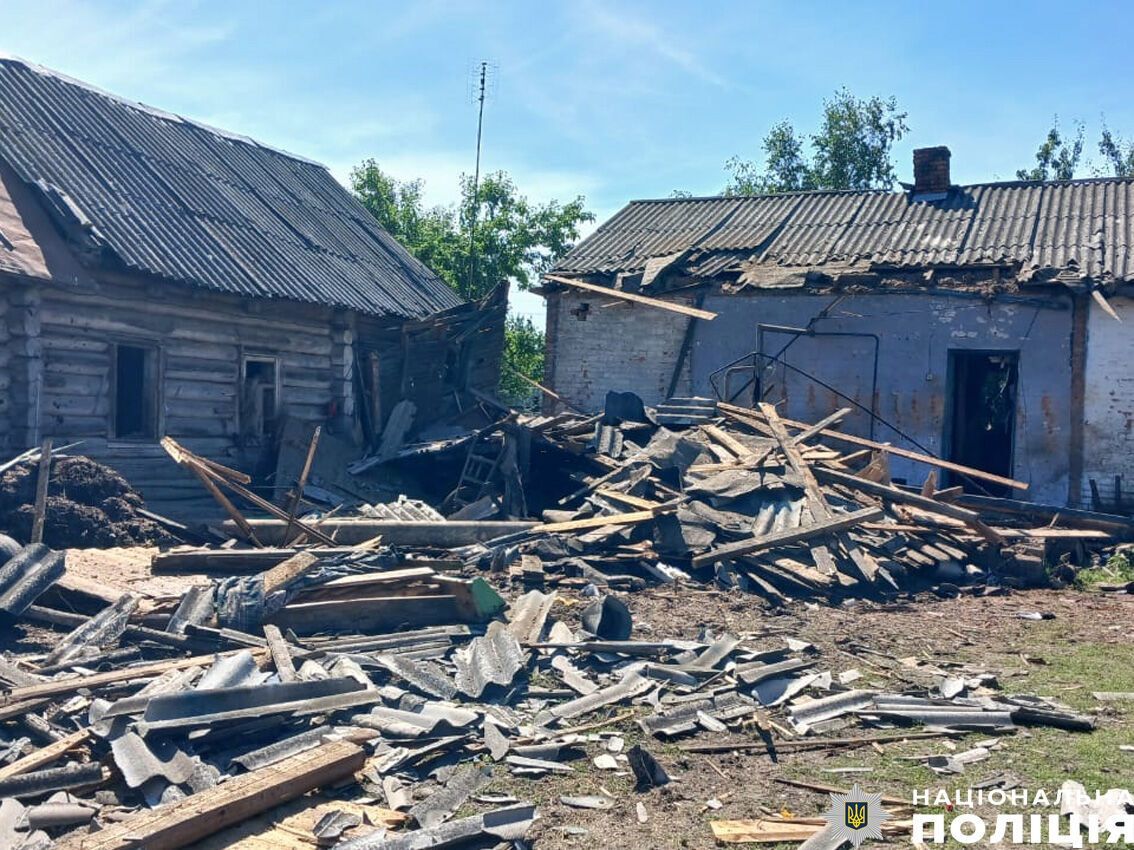 Окупанти скинули вибухівку на житловий будинок на Чернігівщині: постраждав чоловік