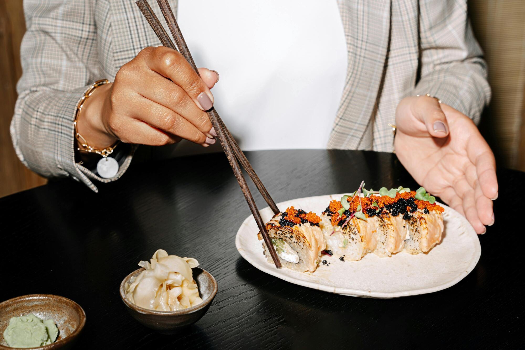 Тусклая рыба и тугой рис: как выбрать качественные суши, советует эксперт