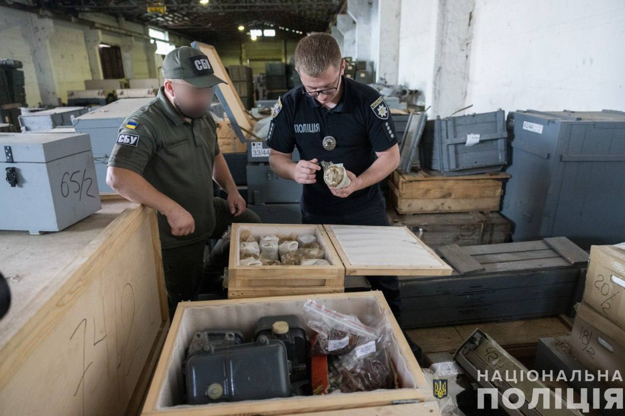 Вилучили з підпільних складів на Київщині: СБУ та НПУ передали ЗСУ комплектуючі до ППО. Фото і відео