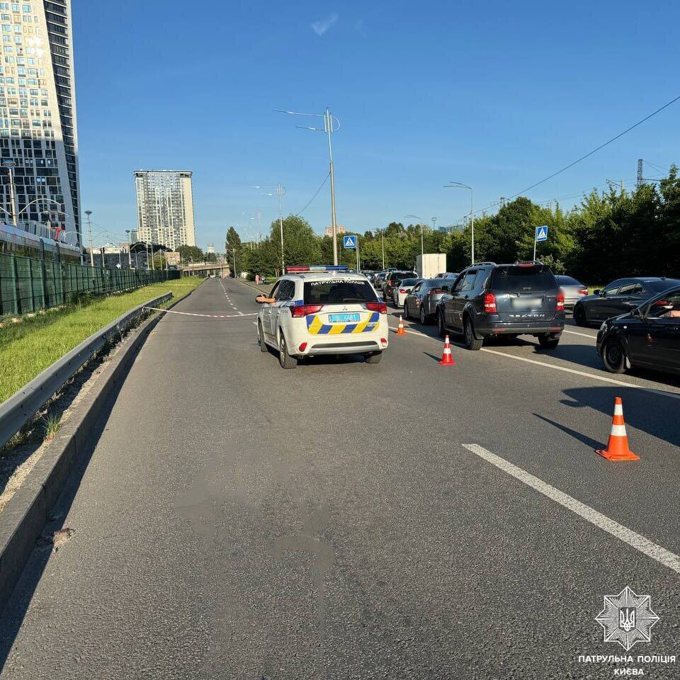 В Киеве обрушилась пешеходная часть моста на Жилянской: спасатели оперативно разобрали завалы и возобновили движение. Фото и видео