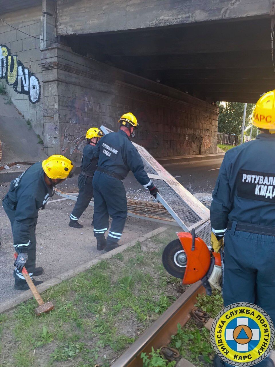 Обвал моста в Киеве: спасатели расчищают автодорогу и трамвайную линию, чтобы как можно быстрее возобновить движение. Фото
