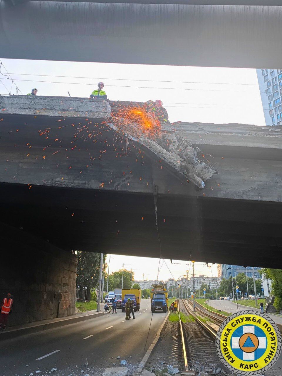 Обвал моста в Киеве: спасатели расчищают автодорогу и трамвайную линию, чтобы как можно быстрее возобновить движение. Фото
