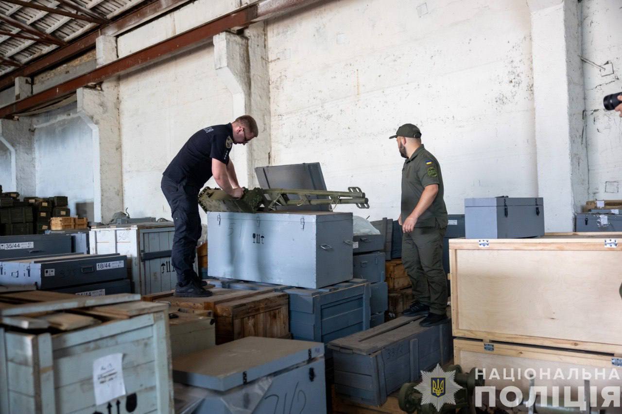 Вилучили з підпільних складів на Київщині: СБУ та НПУ передали ЗСУ комплектуючі до ППО. Фото і відео