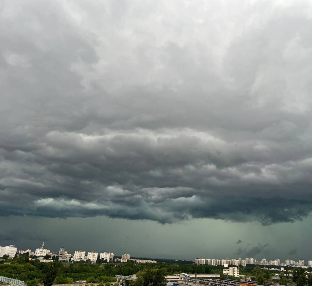 Гроза, град и шквалы: в Киеве разыгралась непогода, объявлено штормовое предупреждение. Фото и видео