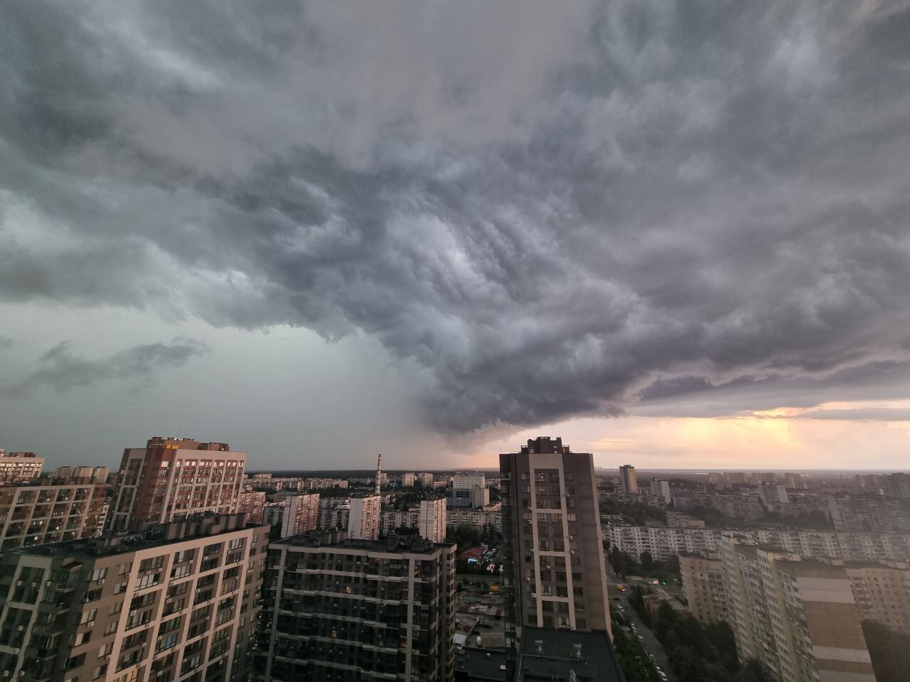 Гроза, град и шквалы: в Киеве разыгралась непогода, объявлено штормовое предупреждение. Фото и видео