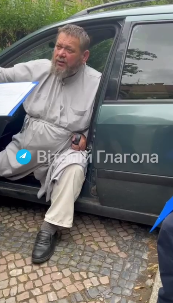 В Ужгороді п’яний священник УПЦ МП влетів на авто у будинок. Відео