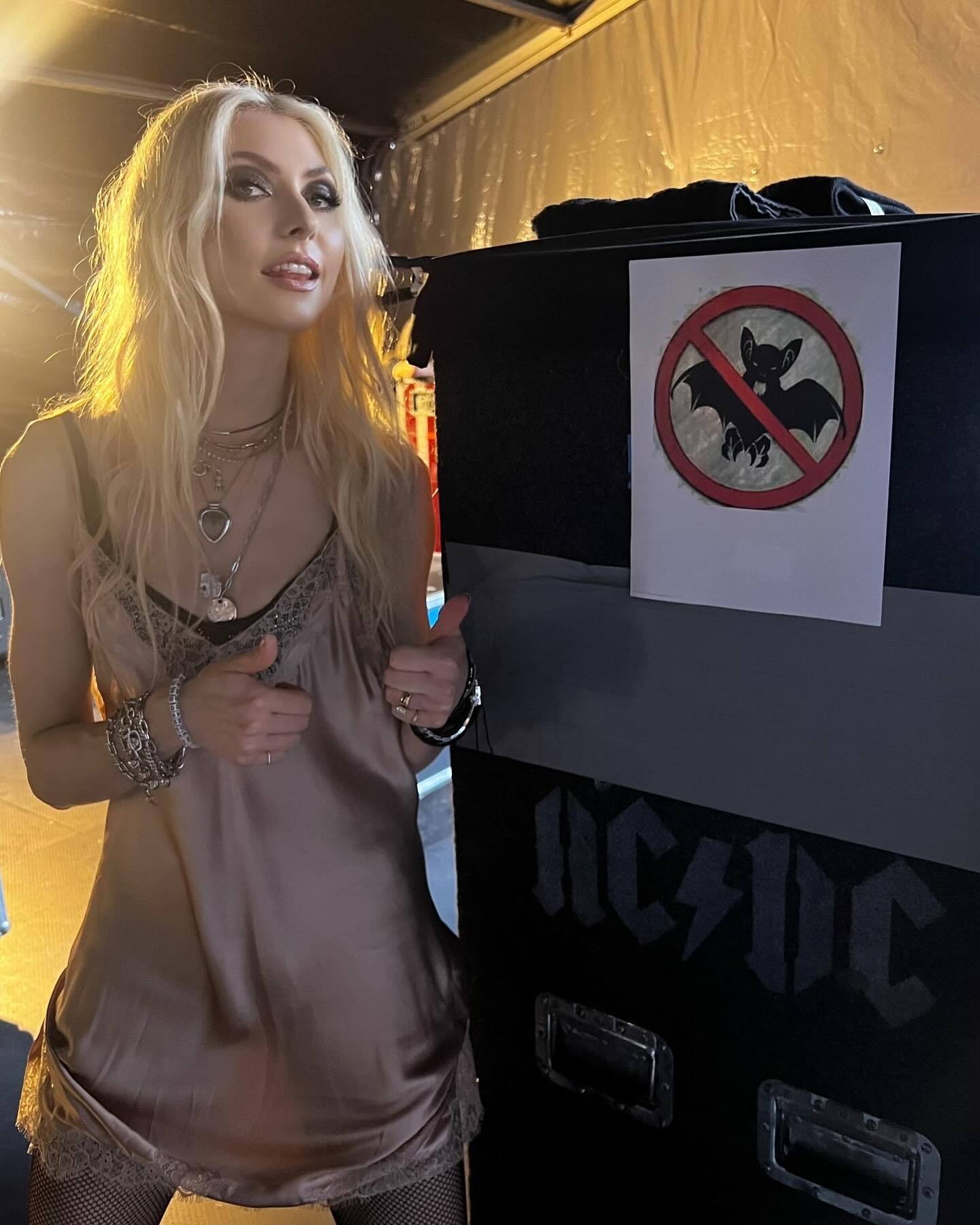 Солистку рок-группы The Pretty Reckless и звезду "Сплетницы" во время выступления укусила летучая мышь