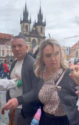 "Вибили телефон з рук": у Празі росіяни напали на українських волонтерів. Відео