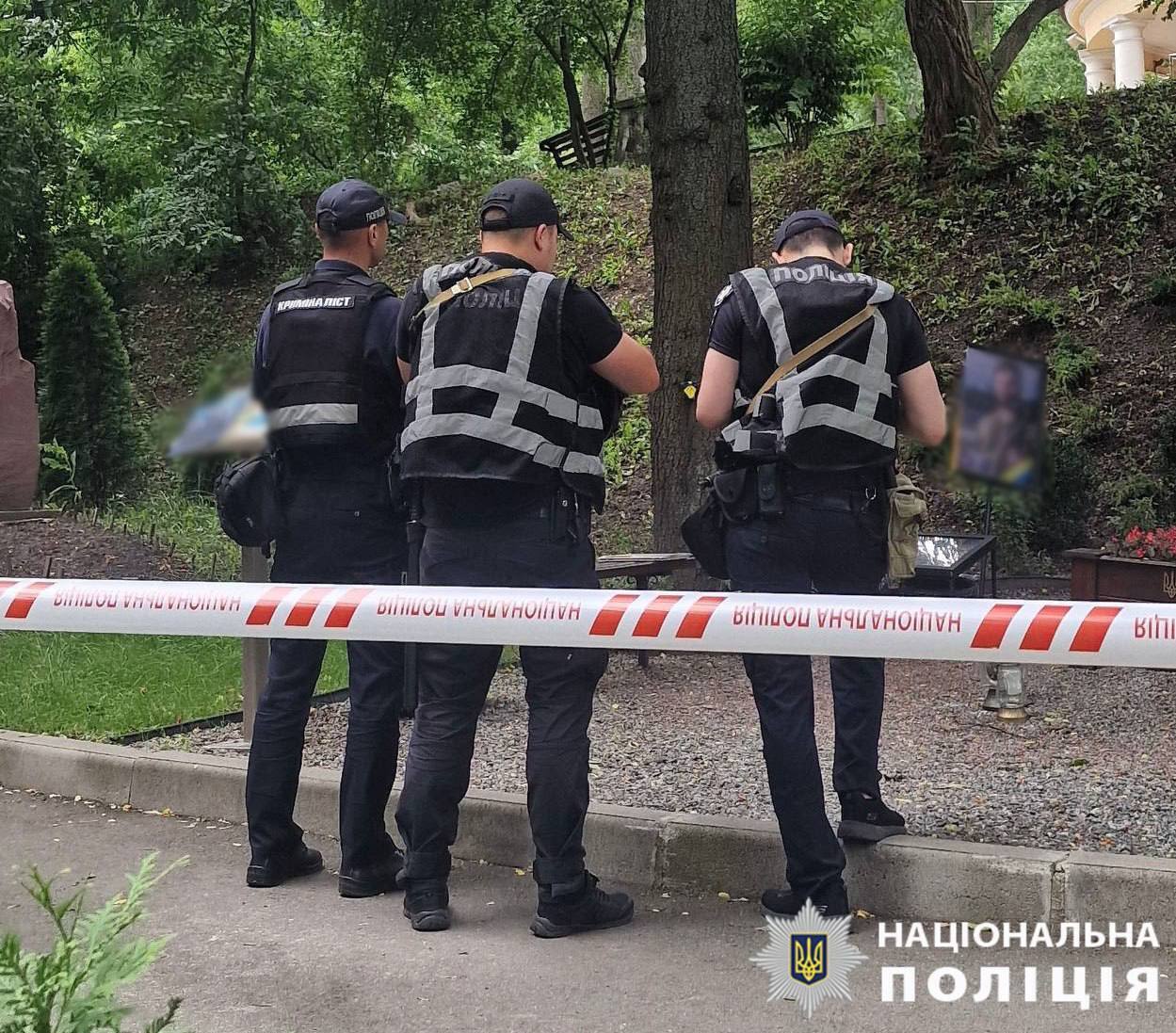Могилы Да Винчи, Джуса и Петриченко в Киеве изуродовала женщина: полиция разыскала злоумышленницу. Фото