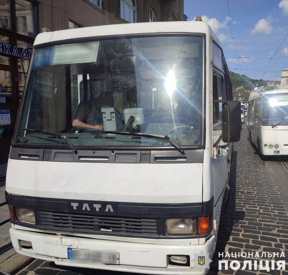 Во Львове автобус наехал на 11-летнего мальчика на велосипеде: ребенок умер в больнице. Фото