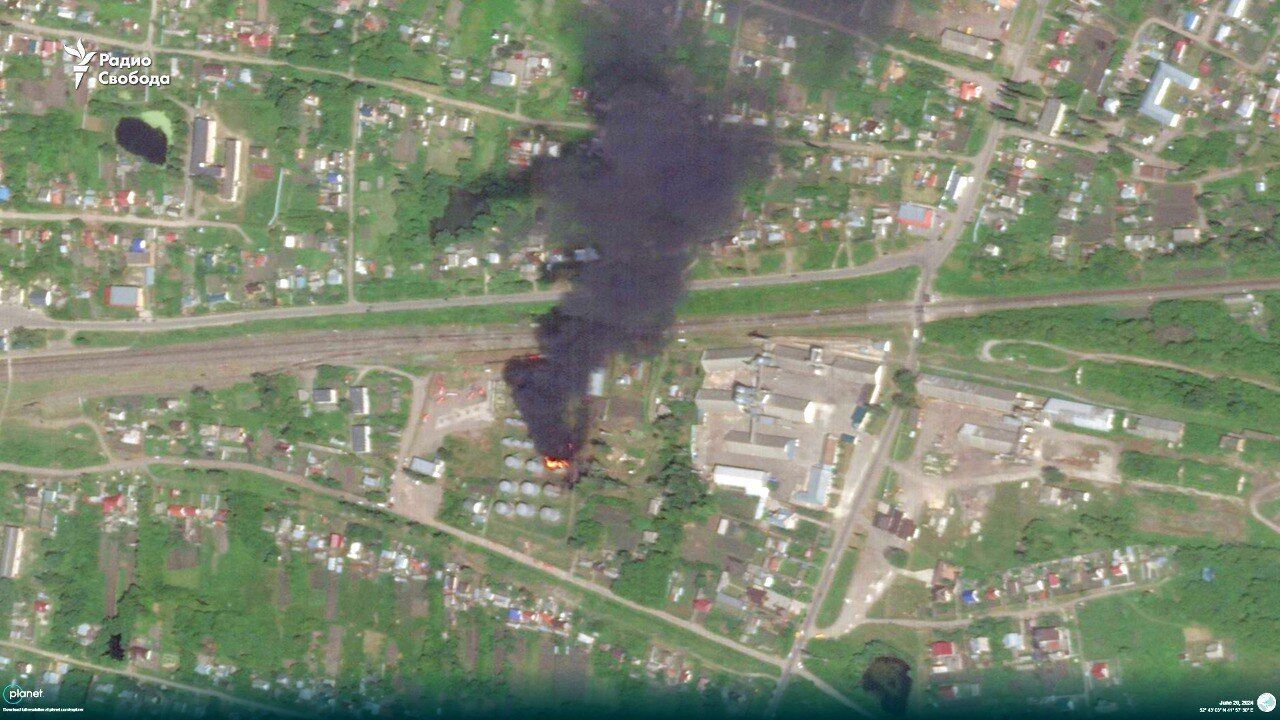 Піднявся чорний дим: з'явилося супутникове фото наслідків атаки на нафтобазу в Тамбовській області