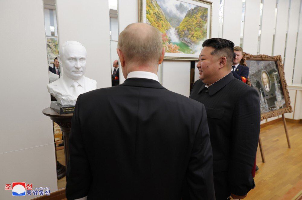 "На могилу так і проситься": у мережі підмітили "нюанс" з подарунком Кім Чен Ина Путіну. Фото