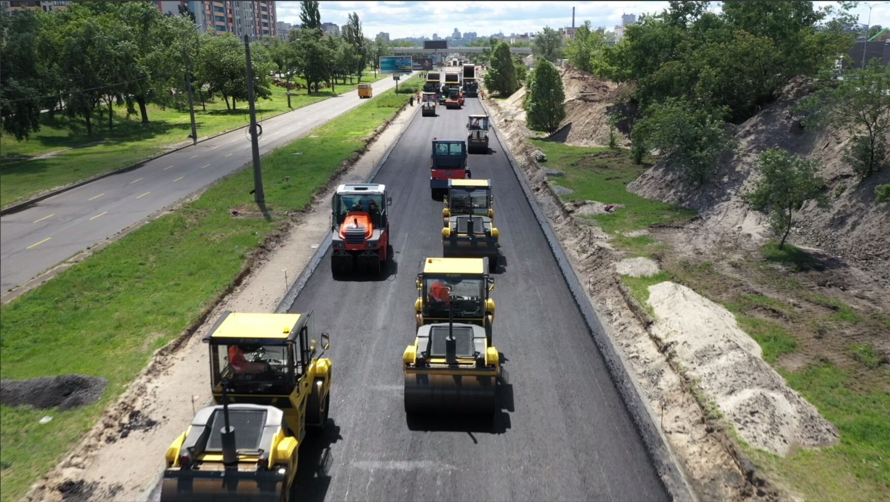 Щодня працюють 160 робітників та спецтехніка: Кличко показав хід робіт на новому мосту на Оболоні. Відео