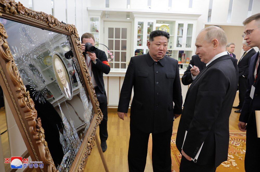 "На могилу так і проситься": у мережі підмітили "нюанс" з подарунком Кім Чен Ина Путіну. Фото
