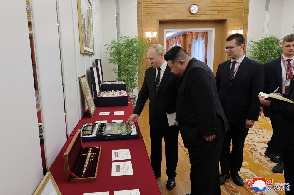 "На могилу так і проситься": у мережі підмітили "нюанс" з подарунком Кім Чен Ина Путіну. Фото