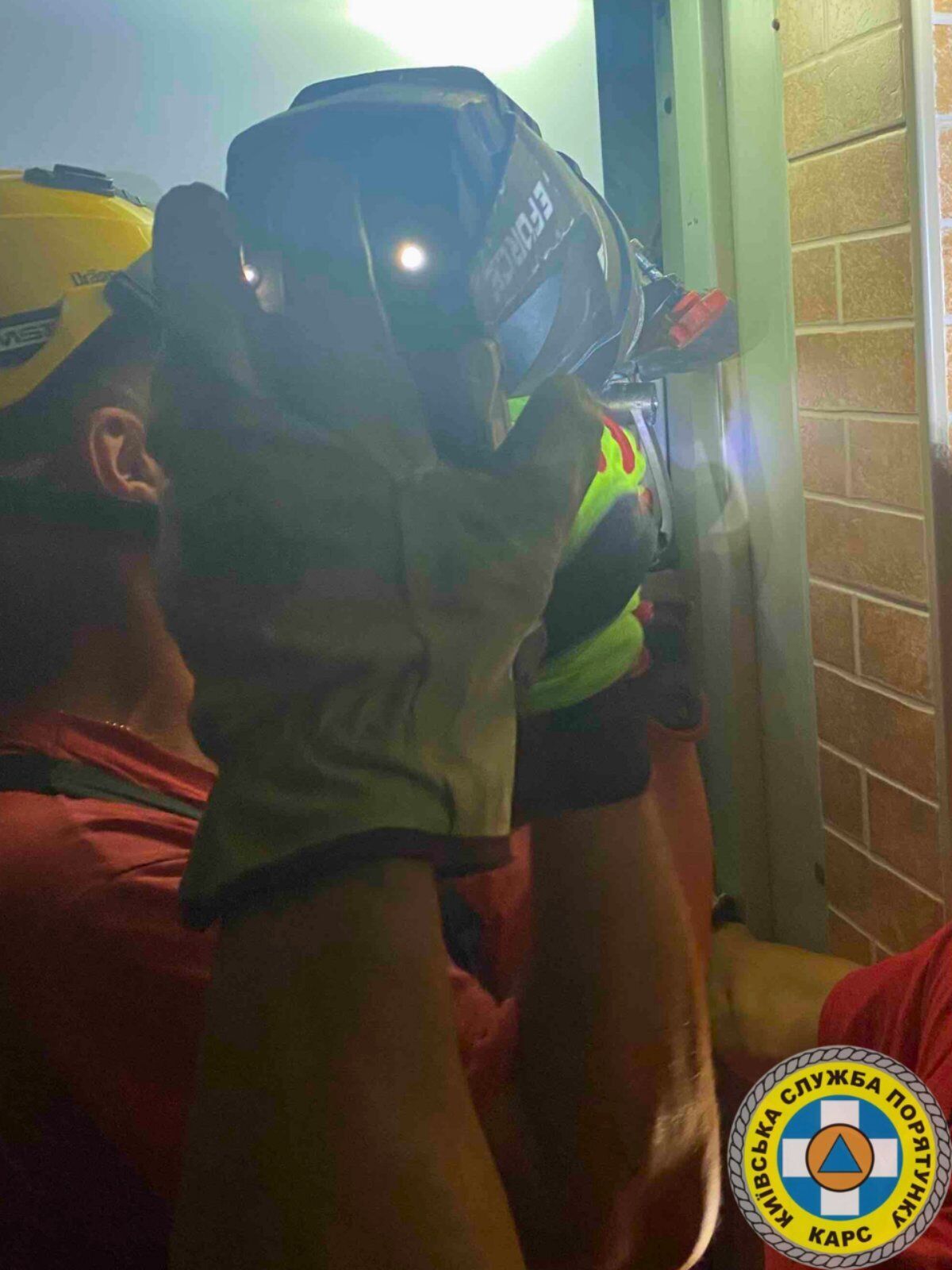 У Києві рятувальники допомогли двом дітям, які майже три години просиділи у ліфті. Подробиці і фото
